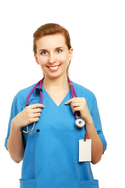 Doctor sonriente está parado — Stockfoto