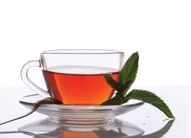 bir fincan çay ve nane yaprakları