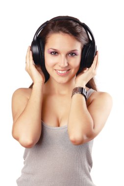 Genç kız müzik dinliyor.
