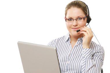 kadın bir kulaklık ve dizüstü