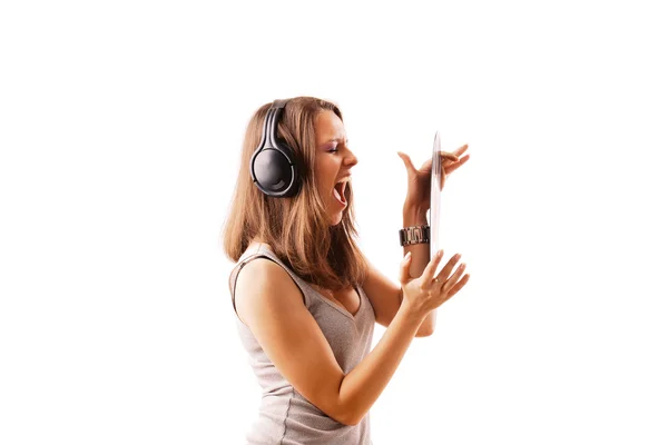 Девушка с виниловой пластинкой слушает музыку — стоковое фото