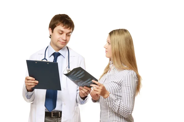 Doctor y un paciente sosteniendo una radiografía — Foto de Stock