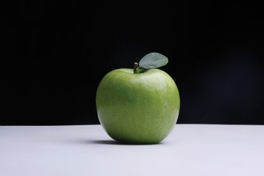 Masa üzerinde yeşil elma