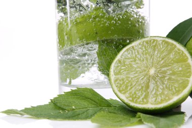 Nane ve limon bir cam