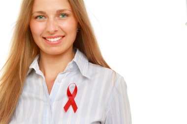 Gömleğini için kadın bir AIDS kurdele ile tutturulmuş