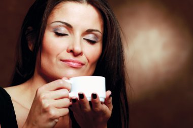 kadının elinde kahvesiyle