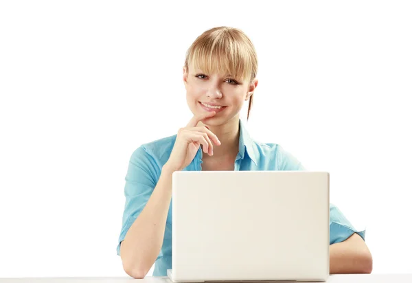 Mujer joven con un ordenador portátil — Foto de Stock