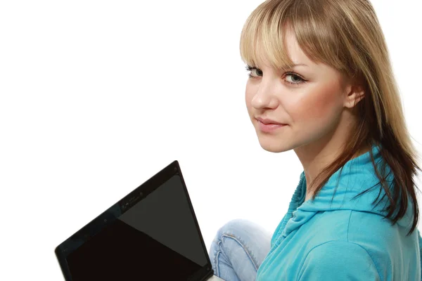 Mujer joven con un ordenador portátil — Foto de Stock