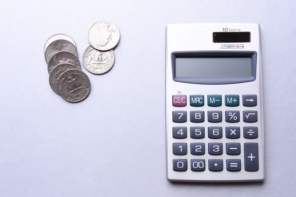 Calculadora y monedas — Foto de Stock