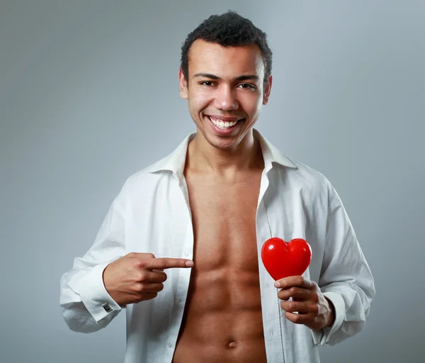 Człowiek posiadający czerwone serce — Zdjęcie stockowe