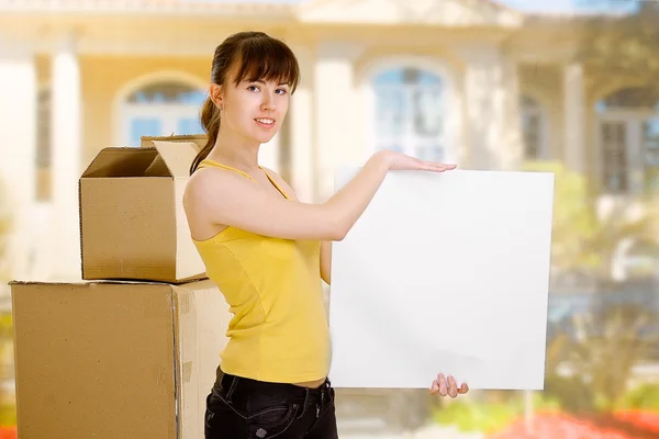 Mujer sosteniendo un blanco — Foto de Stock