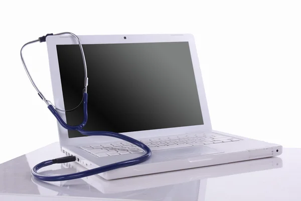 Estetoscópio e laptope — Fotografia de Stock
