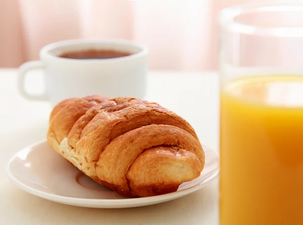 Croissants, coffee, orange juice — Stock Photo, Image
