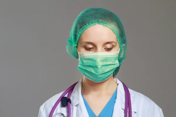 Retrato de um médico com olhos fechados — Fotografia de Stock