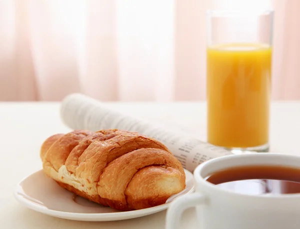 Croissants, coffee, orange juice — Stock Photo, Image