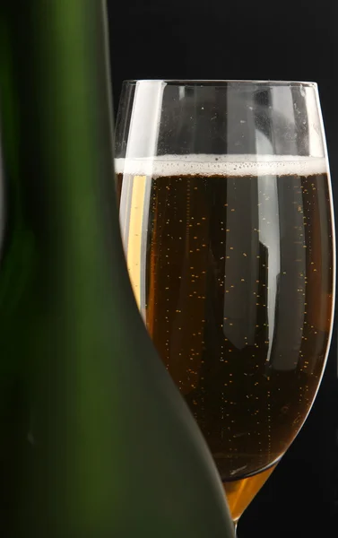 Kieliszek szampana za butelkę — Zdjęcie stockowe