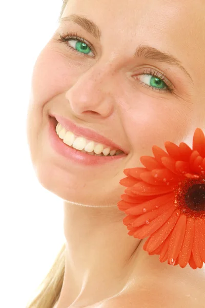 Jonge vrouw met een bloem — Stockfoto