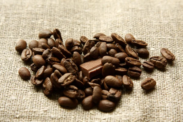 Några chokladkakor och kaffebönor — Stockfoto