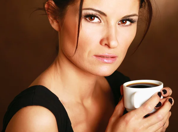 Vrouw met koffie in handen — Stockfoto