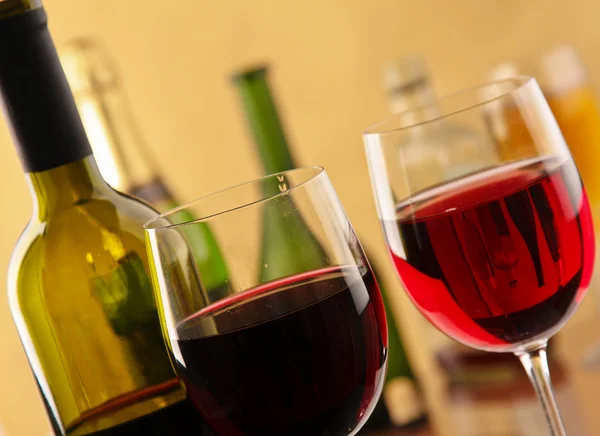 Kadeh şarap ve bir şişe — Stok fotoğraf