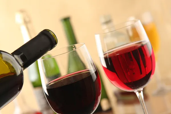 Flaska rött vin och två glas — Stockfoto