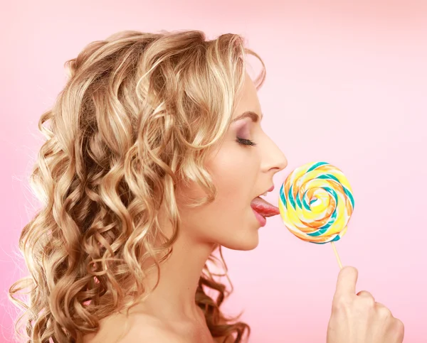 Kvinna med lollipop — Stockfoto