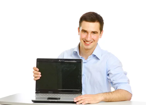 Νεαρός άντρας που δείχνει ένα φορητό υπολογιστή — Φωτογραφία Αρχείου
