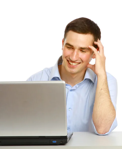 Man zittend voor een laptop — Stockfoto