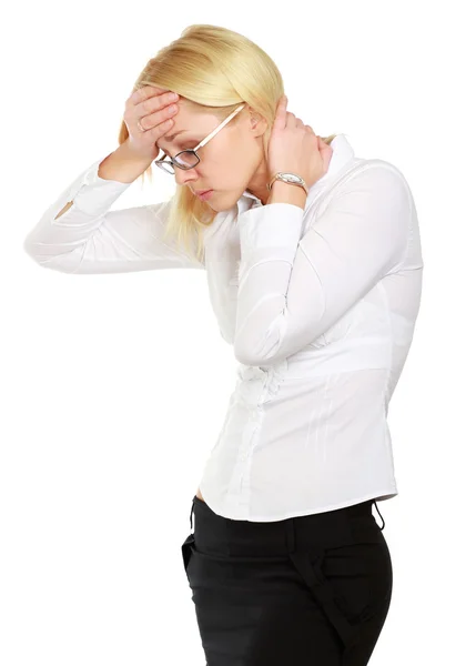 Деловая женщина с головной болью, держащая голову — стоковое фото