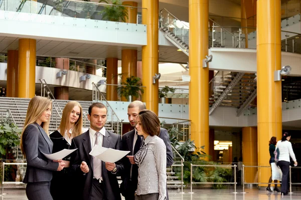 Businesspeople standing in the office — Stock Photo, Image