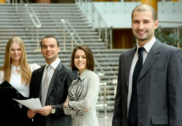 Empresarios de pie con su personal —  Fotos de Stock