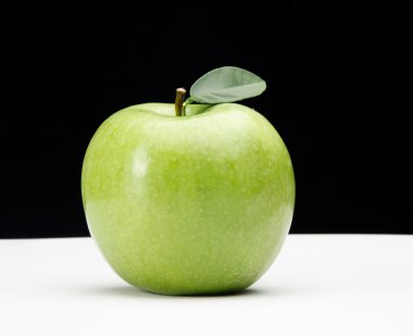Yeşil taze elma.