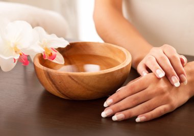 Masanın üzerinde yatan kadının elleri.