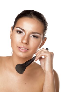 allık uygulayarak genç yetişkin kadın.