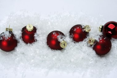 Karda noel baloları.