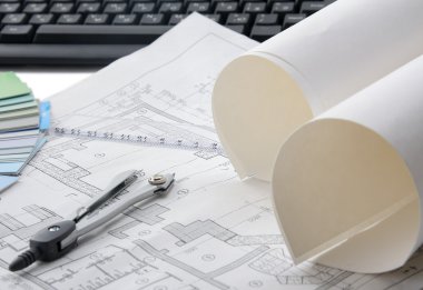 kalem, bölücüler ve plan üstünde a laptop.