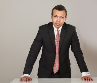 Resepsiyon duran genç adam