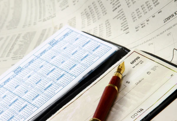 Um monte de notas, livro de cheques, caneta na mesa . — Fotografia de Stock