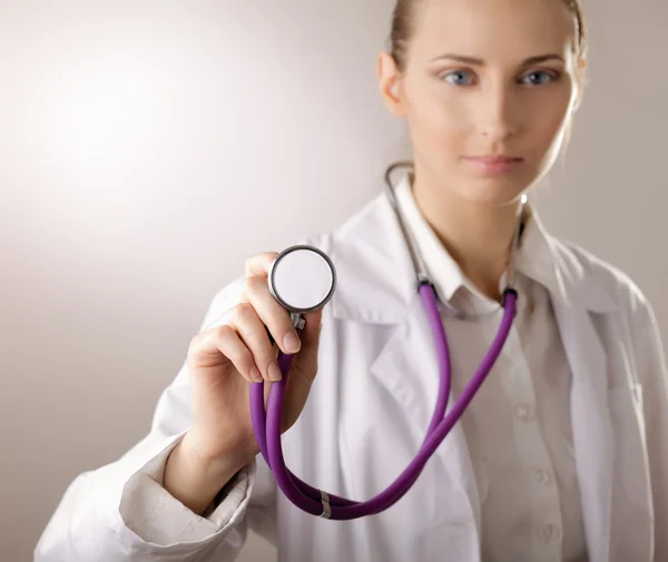 Female doctor using stethoscope — Stock Photo, Image