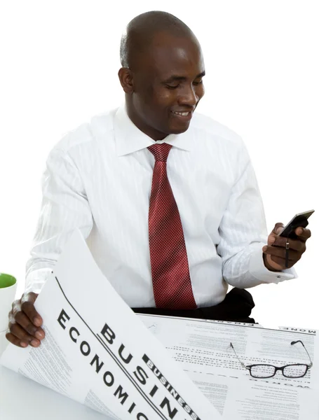 African American businessman reading a newspaper — Stockfoto