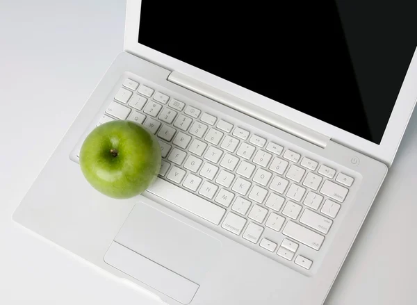 Jabłko na klawiaturze. — Zdjęcie stockowe