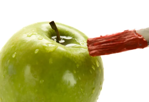 Een apple rode verf met een borstel. — Stockfoto