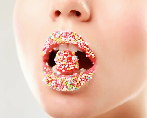 Mujer labios lindo dulce caramelo — Foto de Stock