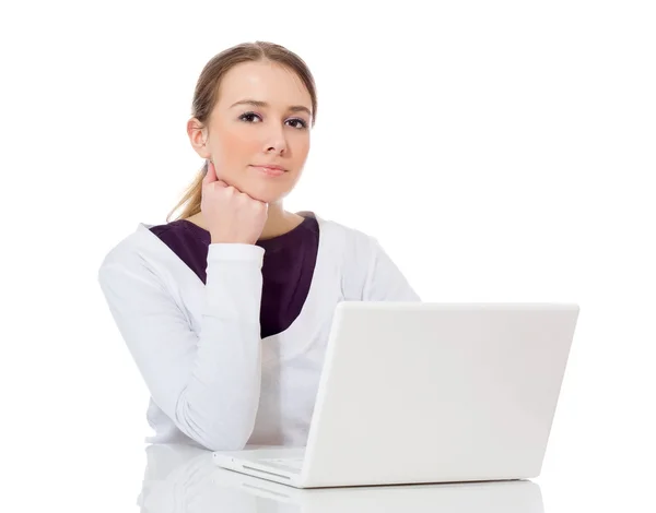 Женщина сидит на столе с ноутбуком — стоковое фото