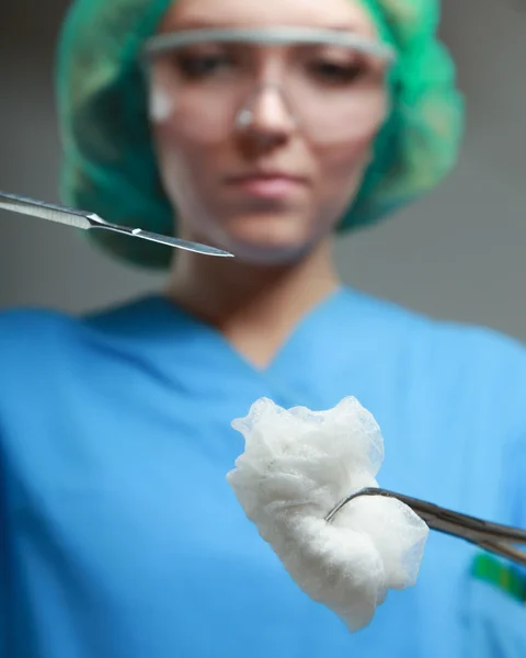 Vrouw chirurgen beleggingsonderneming medische instrumenten — Stockfoto