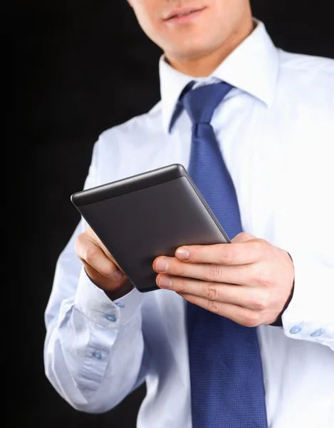 Zakenman met behulp van computer vliegtuig-tabel. — Stockfoto