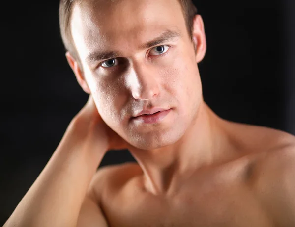 一个裸肌肉男的肖像 — 图库照片
