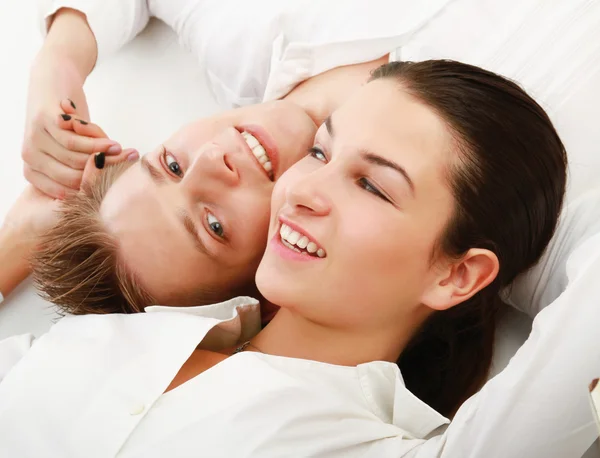 Retrato de joven feliz pareja sonriente —  Fotos de Stock