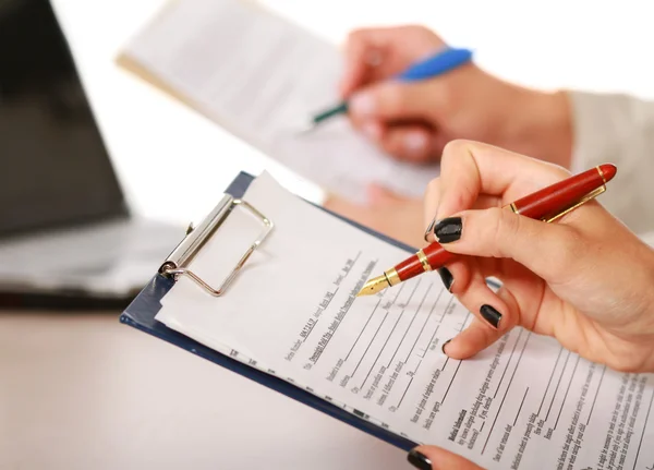 Kollegen arbeiten im Büro zusammen. — Stockfoto