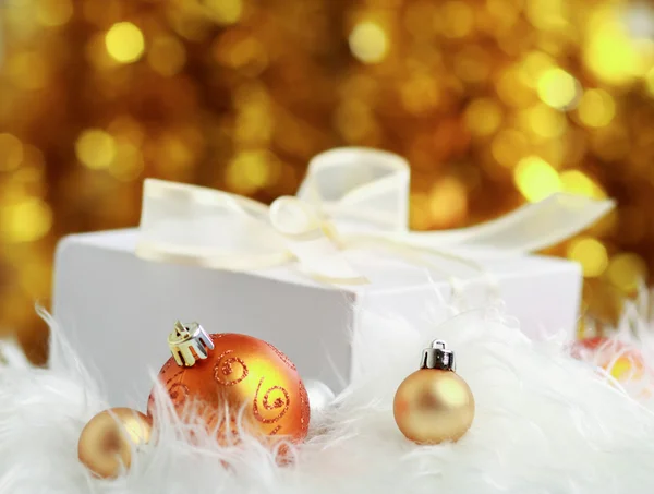 Gouden kerstballen — Stockfoto